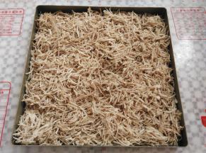 再把肉撕碎一点