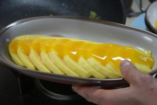 将做好的橙汁浇在木瓜片上，浸泡半个小时以上即可食用