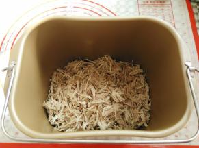 肉丝放入面包桶内