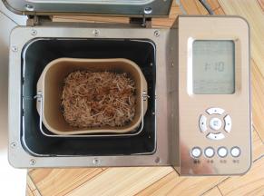 调味料倒入面包桶里，启动面包机的肉松功能，做给小朋友吃的，肉撕的比较碎，一个肉松程序就可以了，如果肉比较大块，可以用2个肉松程序