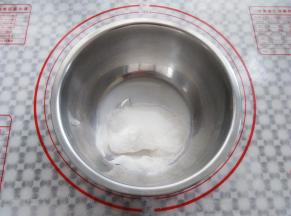 取一只干净的盆子，放入50克糯米粉，35克水