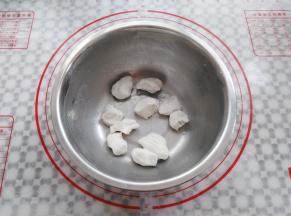 面团揉光滑后分成小个的面团