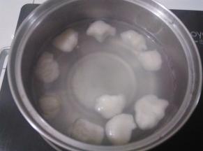 烧开水后放入面团，煮到面团浮起捞出备用