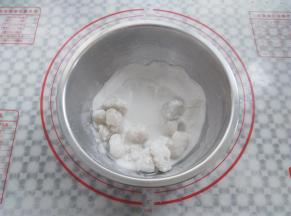 盆里放入100克糯米粉，60克水，加入煮熟的糯米面团