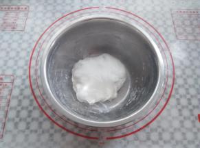 戴上一次性手套揉成光滑的面团，一开始有点黏，揉好了就不黏了