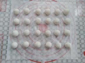 分成若干个小汤圆，我做的每个大概10克，要包馅的在这个步骤包馅