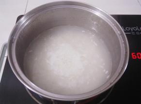 小锅里放入350克水，烧开后放入白糖，甜酒