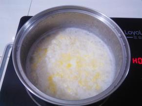 甜酒煮开后放入鸡蛋，打散，再次煮开，盛出备用