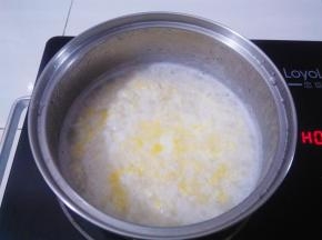 甜酒煮开后放入鸡蛋，打散，再次煮开，盛出备用