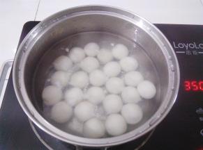 换一锅水烧开后放入汤圆，汤圆浮起后加水再煮，汤圆二次浮起就是熟透了