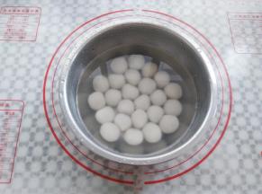 煮熟的汤圆捞出过凉水，口感会更Q，喜欢吃热的可以忽略这一步