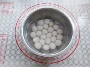 煮熟的汤圆捞出过凉水，口感会更Q，喜欢吃热的可以忽略这一步