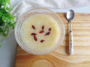 汤圆加上甜酒蛋花汤，撒上适量枸杞就可以吃了