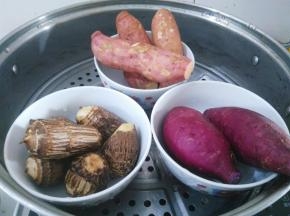 红薯，紫薯，香芋洗干净，首尾去掉，蒸锅大火蒸20分钟