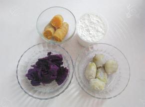 蒸熟后去皮，我喜欢带点粗纤维的食物，就没有过筛，喜欢细腻口感的记得过筛