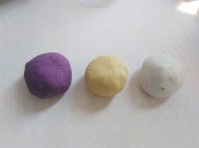 紫薯，红薯，香芋分别加入50克木薯淀粉揉均匀，水一点点放，别放太多了