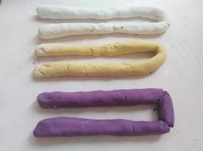 把3色的芋圆面团分别搓称长条，紫色的面团有点干，后面又加了点水