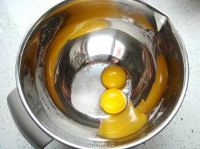 盆里要干净要无水无油，小心分离蛋白和蛋黄。30克的白砂糖分出4克加入蛋黄里，加入盐。