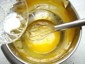 搅拌均匀后加入玉米油和牛奶。