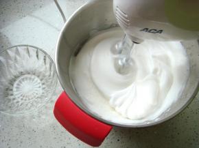 先把烤箱预热：上140度，下120度。蛋白里滴入数滴柠檬汁，加入剩余的26克糖粉（分三次加入）先用电动打蛋器打到鱼泡泡状加入一小部分。打发几圈后再次加入。最后一次加入剩余的糖粉，继续高速打发。