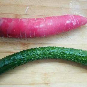 黄瓜，红萝卜各一根