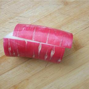 红萝卜切一段，然后横着切下三分之