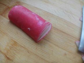 切薄片，两片为一组，中间不要切断，底部留一点连接