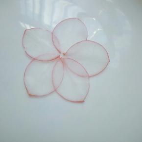 如果你嫌麻烦，也可以直接铺在盘子上，拼成花朵的形状