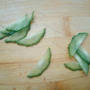 相同的办法黄瓜切薄片展开可以当树叶(这个用越粗的越可以切出细长的叶子，我这里没有了，凑合着看吧)