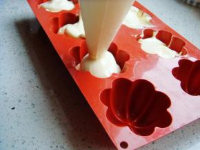 把翻拌好的糊糊装入大号裱花袋，挤入模具中至八分满。