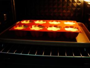 在台面上镇几下，镇出大气泡，用竹签左右“Z”字形划掉小泡泡。（如果多余出了量就倒入纸杯里一起烘烤。）出炉不用倒扣，晾凉后脱模。淋上酸奶点缀花朵即可。