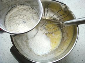 继续搅拌均匀，筛入低筋面粉。