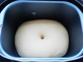 手指沾上面粉扎孔，孔洞不回缩就发酵好了。