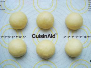 把面团放在垫子上，平均分成6份，排气团成光滑的小圆球。