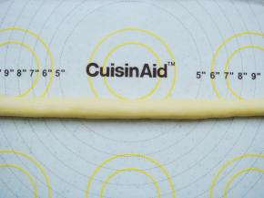 小圆球搓成食指粗细的长条。