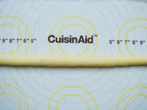 小圆球搓成食指粗细的长条。