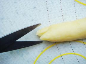 在一端用剪刀剪开一个小口。