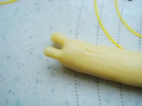 搓几下成两个尖角（做蜗牛的触角）。