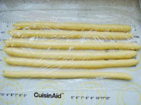 长条做好一个就用保鲜膜盖上，避免风干，依次做好。