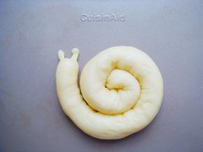 取第一个搓好的长条（面条放置醒一会后不会回缩方便造型）直接放在烤盘上转圈盘起来。