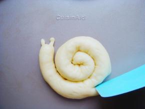 底部用刮板切开约3厘米的切口。