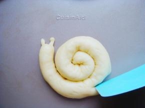 底部用刮板切开约3厘米的切口。