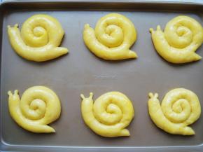 再次发酵稍微变大，均匀的刷上全蛋液。