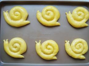 再次发酵稍微变大，均匀的刷上全蛋液。