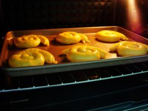 烤箱提前预热：上170度，下160度，放中层烤18分钟。烤好晾凉后，用融化的巧克力画上眼睛嘴巴即可。