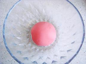 和成光滑的面团，盖上保鲜膜放置一旁醒一个小时。