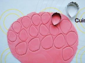 面团擀薄片，用大中小花瓣模具刻出花瓣。