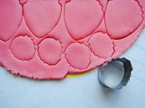 用最小号模具刻出面片做花心部分。