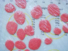 做好的花瓣要用保鲜膜盖上，避免风干。