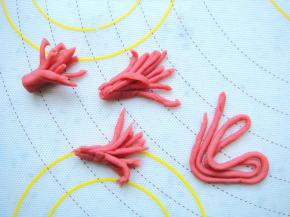 剩余的面团搓细条，反复折叠几下，顶端链接处切断，底部捏紧做花蕊。